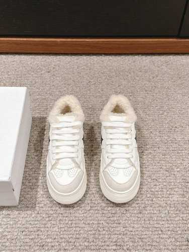 顶级品质 dior ss24 new arrival～ 迪奥2024秋冬新品｜羊羔毛运动鞋 Dior这一季的度假风运动鞋超级的火爆！ 鞋面配色，C和D饰以点缀l