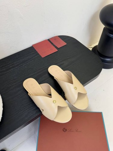 loropiana 25Ss 新款 拖鞋系列 lp一直是以好穿舒适为主的设计风格 这几年老钱风穿搭超级 这款乐福鞋也不例外 简约的设计理念搭配品牌经典的颜色做点