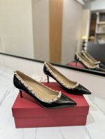 出厂价： Valentino 华伦天奴铆钉 VT经典单鞋，顶级复刻！侧身弧线完美，原版开模定制不生锈铆钉 特别有质感的五金衬托出满满的高级感，带给您正品级的脚感