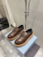 出厂 Prada普拉达 25Ss 秋冬厚底三角标乐福鞋 时尚厚底休闲乐福鞋 独到味道，人人都爱也轻松驾驭 每年都会爆.还有就是百搭经典的鞋楦，足以征服你，穿上它