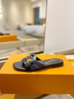 Louis Vuitton 路易威登 本款 Lv Isola 平底凉拖采用柔软牛皮革，令宽幅鞋面呈现镂空 Lv Circle 标识 ，追寻跨越时间的经典格调。多
