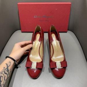 橙子出厂价 Ferragamo 菲拉格慕 蝴蝶结圆头漆皮粗跟单鞋 浅口高跟女鞋 码数：34-42