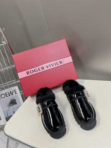 Roger Vivier 秒杀市场版本 今年最美的雪地靴！太懂女人心思了，侧钻扣的细节十分精致，水晶方扣饰扣羊毛边漆皮裸靴， 第一眼就爱上 亮亮面皮内里带羊羔毛
