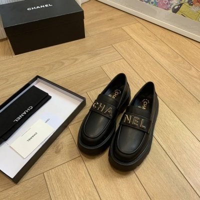 p直销 Chane*｜小香新品 双C字母扣厚底乐福鞋 这款乐福鞋更有特色！ 太爱这个字母设计了 非常适合小个子的女生 简直是福音 舒适又百搭 穿上秒变大长腿！