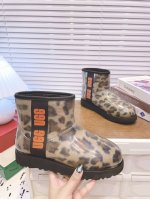 UGG周冬雨同款雪地靴 官网同步爆款胶片雪地靴 广版最高版本，独家开模 内里外套梅花百分百羊毛，胶套，大底原版，我只是帮UGG做了个代工[捂脸][捂脸][捂脸]