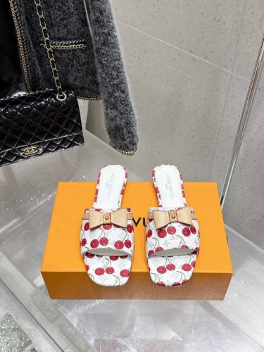 louisvuitton 25 春夏新款 蝴蝶结跟矮跟凉拖鞋 很难不怀疑是不是借鉴了唐朝的唐三彩作为基础 创新成Lv经典标志Logo 采用彩色以及鞋面的大面积底