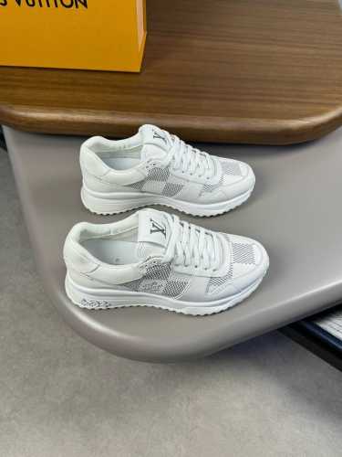码数38-45 新品 Loui*V ～ Run Away 高端男士休闲 运动鞋！ 采用拼接 Epi 牛皮革和 Monogram 压纹粒面牛皮革，再现传统跑鞋的灵