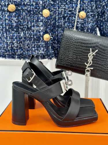 厂价 HermèS 爱马仕经典金属锁 扣防水台粗跟高跟凉鞋 极约复古的设计 浓厚的异域风情 时髦感十足、随便上脚都很有腔调 简简单单的款式随便搭配一下高级感就很