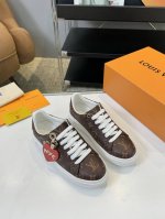 工厂P价 P400 Beverly Hills运动鞋系列 本款Beverly Hills运动鞋为粒面牛皮革铺陈Damier图案，与当季皮具系列遥相呼应。厚实橡