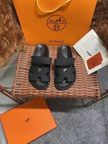 冲量价: H家 Hermes 男女同款，最近火到不行的情侣款二舅鞋- 凉鞋,搭配各种彩色袜子，潮爆了 鞋面：进口混种羊皮.鹿皮 内里：进口混种羊皮 大底：Tpu