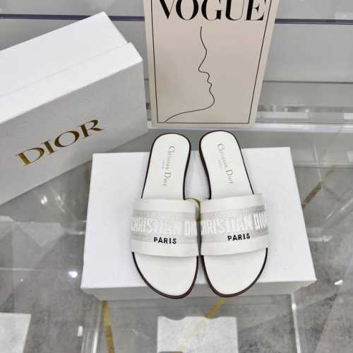 橙子出厂价 Dior 迪奥春夏新款 刺绣字母平底拖鞋 一字带拖鞋 沙滩凉拖 码数：35-42