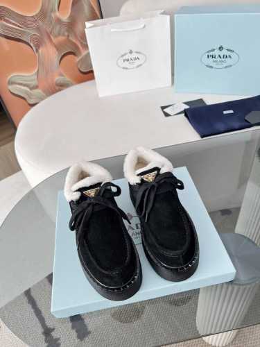最新系列！Prada 普拉达2024秋冬季新款毛拖鞋 三角扣面包包头半拖鞋 最新走秀系列 经典升级 舒适度与时髦度并存 每个颜色搭配都好看，设计搭配不同风格需求