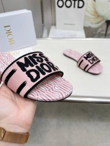 出厂价 真皮 Cd迪奥女士老花刺绣皮底拖鞋 克里斯丁迪奥一直是华丽与高雅的代名词，在时尚殿堂一直是雄踞顶端 特別值得一提的是：鞋底绣花图案，再現chrstian