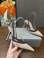 BrunelloCucinelli 。时尚高跟凉鞋上新款了。面料：进口羊绒。内里羊皮，纯铜珠链，上脚美观大方，百分百原版开发。原版包装，码数35 －42。35