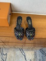 橙子出厂价p Louis Vuitton 路易威登 春夏新款 Lv黑三彩猫跟拖鞋 高跟拖 露趾细跟凉拖 单宁色搭配的棕色皮质，也太出彩了！ 刚刚好的小猫跟，性感