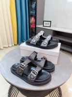 出厂价 Dior 迪奥高端精品男士春夏凉拖鞋！进口原版牛皮，搭配提花帆布面料，鞋身搭配独特的织带，精致的胶扣logo，精致奢华，超a级别！版型对比专柜正品，柔软