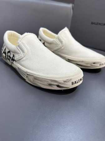 Balenciag* 复古炮弹出击，全新paris低帮帆布鞋，风格永续，旧不过时！鞋面头层牛皮材质，鞋头的小鸭子嘴巴形状很有特色，鞋头印有品牌logo，精致细节 - 点击图像关闭