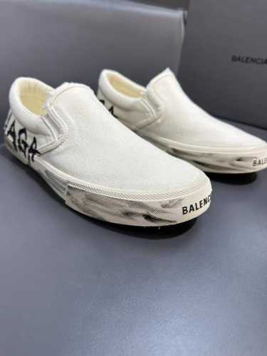 Balenciag* 复古炮弹出击，全新paris低帮帆布鞋，风格永续，旧不过时！鞋面头层牛皮材质，鞋头的小鸭子嘴巴形状很有特色，鞋头印有品牌logo，精致细节