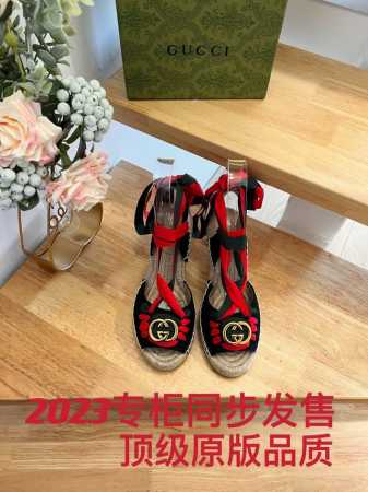 古奇 gucci 这款草编坡跟鞋采用棉质帆布制成，搭配绳编防水台 黑色棉质帆布 女士 金色调配件 互扣式双G 绳编防水台搭配橡胶鞋底 露趾款 双色系带和踝部固定 - 点击图像关闭