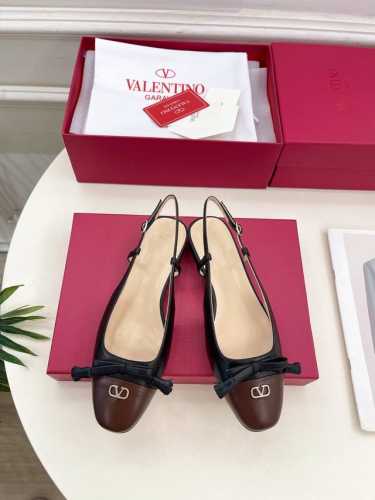 Valentino 华伦天奴 2025春夏新品 Valet Du Roi 后系带方头粗跟后空鞋上新 valentino Garavani 的经典 Roman S
