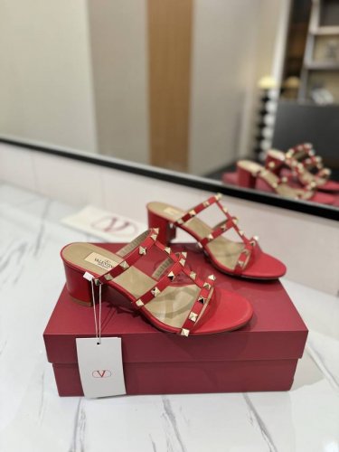 出厂价： Valentino 华伦天奴铆钉 VT经典6.0cm 粗跟凉拖鞋，顶级复刻！侧身弧线完美，原版开模定制不生锈铆钉 特别有质感的五金衬托出满满的高级感，