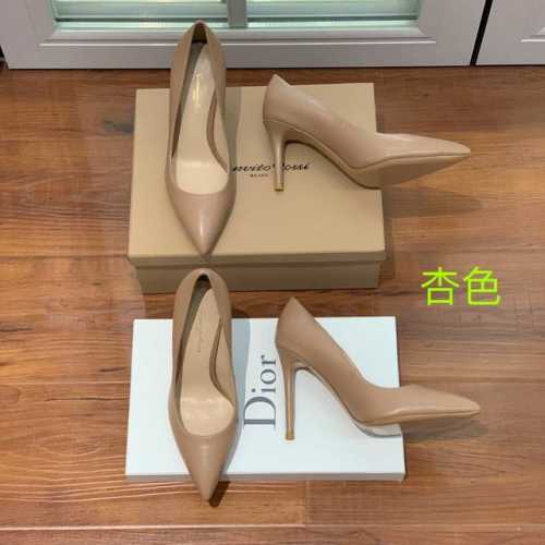 Gianvit* Ross* 经典单鞋。这款鞋一看都觉得女人味十足。喜欢细高跟的宝贝们有福利了。完美驾驭永不过时的款。 材质：1进口羊猄2漆皮3羊皮。羊皮内里及
