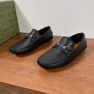 gucci男士一脚蹬饰饰马衔扣男士驾车鞋驾车鞋豆豆鞋 历经时间洗礼的马衔扣元素如今已成为品牌经典元素，旨在致敬品牌马术本源。在这款牛皮革驾车鞋上，该符号元素以耀