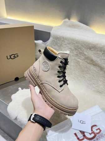 UGG大黄靴男女同款情侣款。 全网最爆 1:面料：头层防水牛皮磨砂 2:内里：澳州进口百分百羊毛 3:垫脚：成型乳胶十羊毛 4:大底：柔软橡胶大底.回弹力好.上 - 点击图像关闭