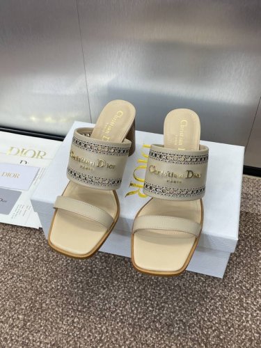工厂p价p 迪奥 Dior 2025 春夏新款 D-Lane 果冻色镂空粗跟女鞋 Cd字母Logo五金扣低跟圆头露趾凉拖鞋 市面顶级版本 材质:鞋面进口小牛皮+