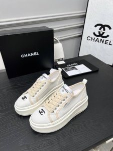 chanl* 与马吉拉2025C网红明星联名款 专柜最新走秀主打系列上新款， 真的美爆了，实物相当赞 原版排列搭配。 内里垫脚：进口羊皮里 大底：私模稀模超轻T