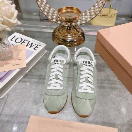 出厂 MiuMiu 缪缪24春夏新款 脏脏小白鞋 上脚特别舒适 透气 简单复古时尚 进口细腻牛绒材质 羊皮内里 橡胶大底 软软的 各位姐妹赶紧入手 Size:# - 点击图像关闭
