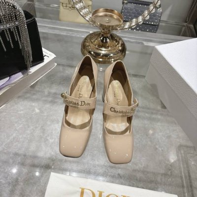 出厂 25Ss早春新款Dior迪奥D-My 五金字母方头高跟鞋 这款My Dior 高跟鞋是二零二五春夏成衣系列新品 彰显精致的优雅气质 采用牛皮革精心制作 点