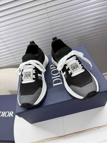 dior Chrono 最新情侣款飞织运动鞋 休闲简约超级百搭. 鞋面搭配 Logo布标.上脚完美奢华可任意搭配春夏秋冬服饰. 上脚更是舒适 飞织鞋面透气舒适.