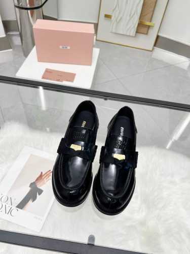 MiuMiu 24FW 走秀金币乐福鞋 Miu女孩们的新色乐福来啦！今年秋冬的复古做旧的新色 牛皮材质！今年Miu爆火的不要不要的！都是那种做旧的皮质 穿上超好