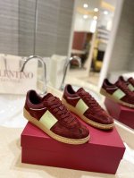 出厂男女同 Valentino专柜同步新款德训鞋低帮休闲运动鞋 专业高端，完美复刻，品质一流！ 全部采用原版1:1材料制作，独家开模！ 面料高丝光牛猄 Tpu材