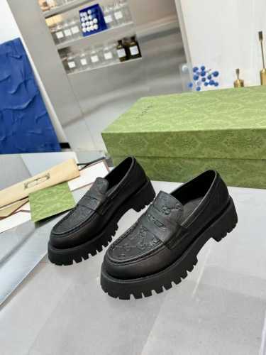 情侣款时尚必备 Gucci 经典乐福鞋来袭 后跟经典红蓝织带搭配 ，时尚感爆棚。 有光面牛皮和经典压花牛皮两种面料可选，满足不同喜好。 情侣款式，和另一半一起潮
