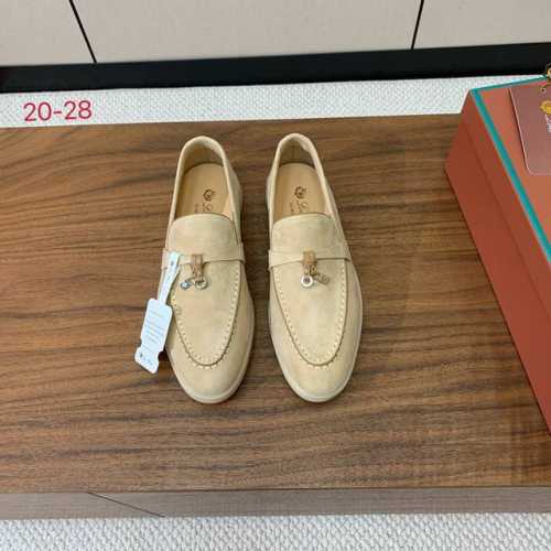 Loro Piana 锁边款乐福鞋。意大利顶级羊绒复古优雅低调奢华。时尚性与皮料实用性同样兼具依然全网最高品质。鞋面羊京丝质柔滑。手工缝线，水染皮里，原版大底。