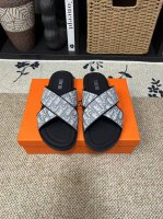 长期有货 长期现货 元 3合一盒子 Dio* 这款 Dior Aqua 凉鞋优雅而休闲。交叉带设计，采用迪奥灰 Cd Diamond 图案帆布重新诠释，灵感源自