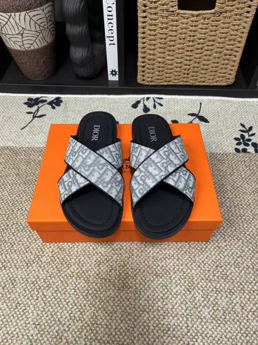 长期有货 长期现货 元 3合一盒子 Dio* 这款 Dior Aqua 凉鞋优雅而休闲。交叉带设计，采用迪奥灰 Cd Diamond 图案帆布重新诠释，灵感源自