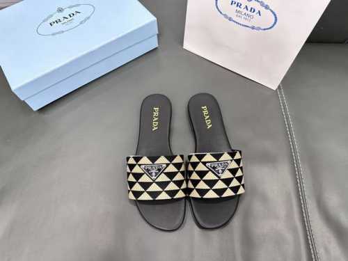 橙子出厂价 Prada 普拉达春夏新款 复古刺绣平底拖鞋 一字带拖鞋 沙滩凉拖 码数：35-42
