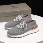 Brunello Cucinelli 2024Ss新款男士针织出货 此品牌是来自意大利的世界顶级奢侈品牌，被誉为低调奢华的 “山羊绒之王” 和 “界真正的奢侈品