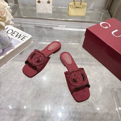 6025-12 酒红G 35-42 从为品牌注入荣光的20世纪70年代典藏设计中撷取灵感，互扣式双G在这款蓝色Gg帆布拖鞋上以超大镂空细节焕新呈现。 安哥拉红色