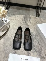 the Row 25Ss方头T字带平底玛丽珍单鞋 金灿灿的美丽需要立马分享 超级软糯的皮子，暴走不累，软底的超级舒服 大方头超级个性 Therow风十足 老钱风