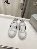 高版本出厂 情侣款 Prada 普拉达 24Ss新款系带情侣款小白鞋休闲运动鞋 这款运动鞋延续经久不衰的轮廓，是新款经典单品采用小牛皮 精心制作， 提升格调 款