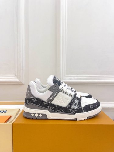 橙子出厂价p louis Vuitton 路易威登 Lv Trainer 情侣款运动鞋板鞋 休闲复古篮球鞋 从复古篮球鞋汲取灵感 打造备受青睐的 Lv Trai