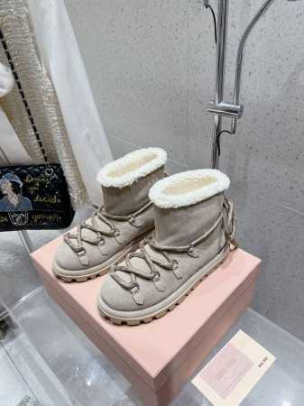 出厂 MIUMIU 24ss秋冬走秀新款雪地靴 今年最值得入手的靴子 没有之一 各大网红明星上脚 miumiu今年 秋冬限定款 ，专柜非常难买 看着很硬的样子 - 点击图像关闭