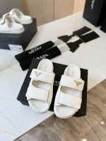 出厂： Prada 普拉达2025春夏新款拖鞋魔术贴凉鞋 最新走秀款，经典升级 舒适度与时髦度并存 每个颜色搭配都好看，设计搭配不同风格需求 鞋面：原版定制牛皮