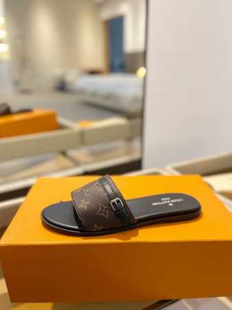 Louis Vuitton 路易威登 本款 Lv Isola 平底凉拖采用柔软牛皮革，令宽幅鞋面呈现 Lv 皮带扣，追寻跨越时间的经典格调。多层皮革构筑耐磨一体 - 点击图像关闭
