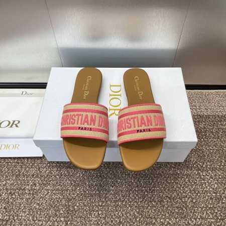 工厂价 迪奥 Dior 2024 春夏新款 DWAY 平底一字拖拼色女鞋 CD字母logo立体刺绣圆头露趾凉拖鞋 原版开发市面顶级版本 材质:鞋面进口酒椰草电绣 - 点击图像关闭