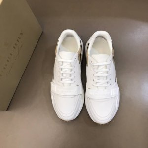 b家 男士增高运动鞋！高端品质，鞋面由小牛皮和帆布拼接，整体低调又不失时尚，脚后跟滴胶品牌Burberr*字样Logo，小牛皮表面毛孔细腻柔软光滑,富有弹性，经